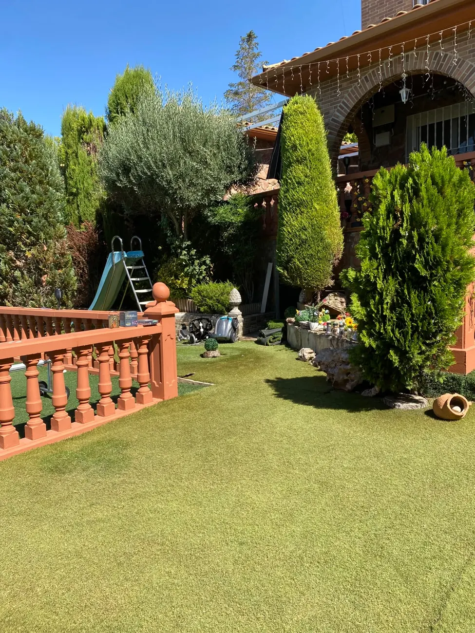 Después: el mismo jardín de chalet limpio y con el césped cuidado, Jardines Edén Madrid