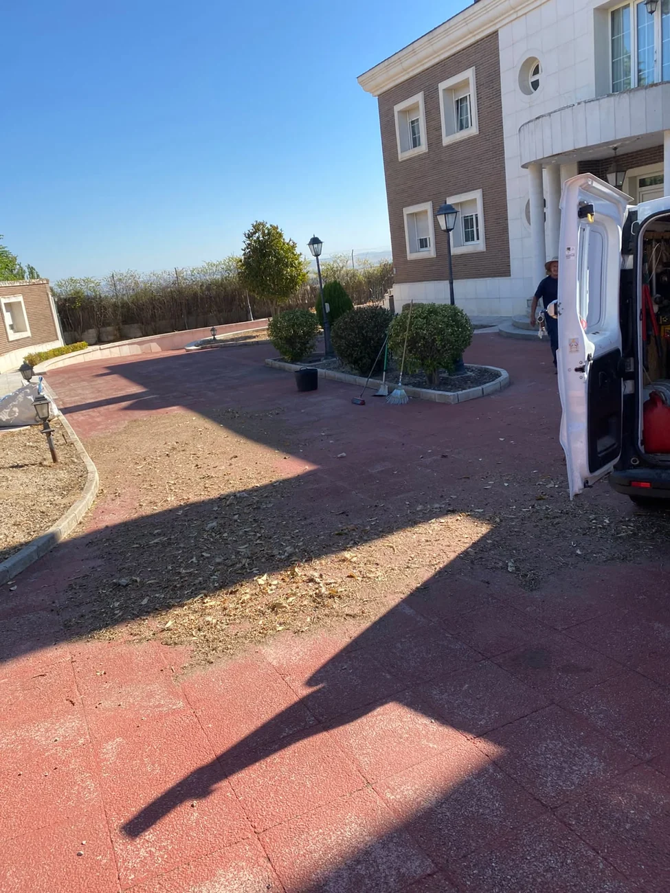 Furgoneta y equipo de Jardines Edén preparando la maquinaria de desbroce en Madrid