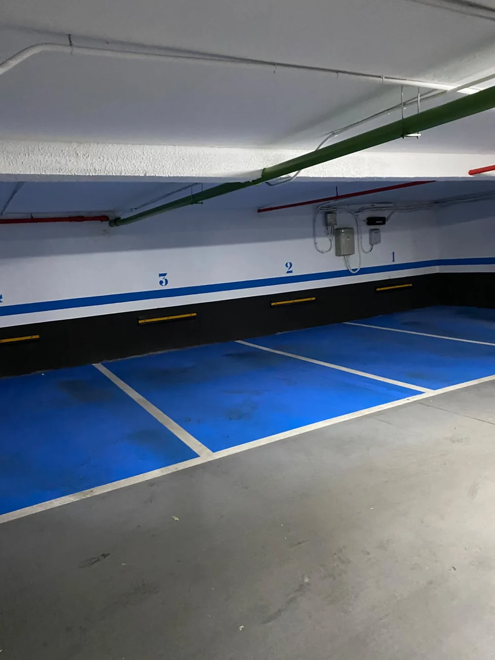 Plazas de garaje recién limpiadas y señalizadas en una comunidad de Rivas-Vaciamadrid