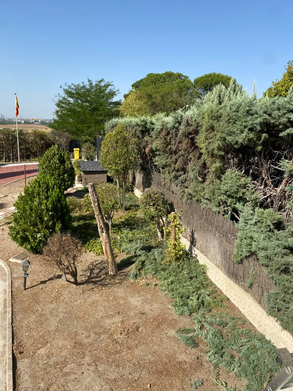 Zona verde comunitaria con setos y arbolado mantenidos en Majadahonda